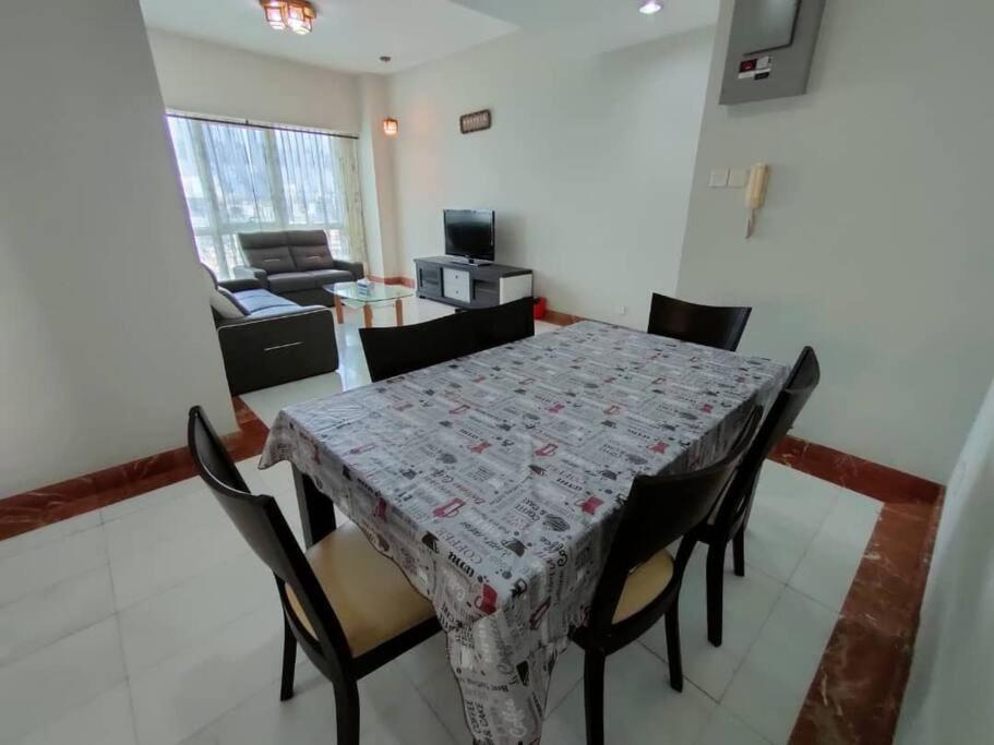 Kuching City 3Bedrooms Apartment エクステリア 写真
